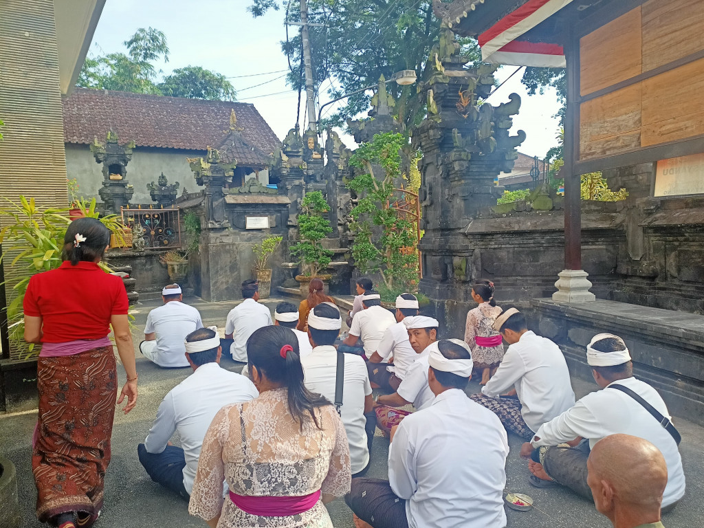 Kegiatan Persembahyangan Bersama Dalam Rangka Rahina Purnama Ring Kantor Desa Sembung